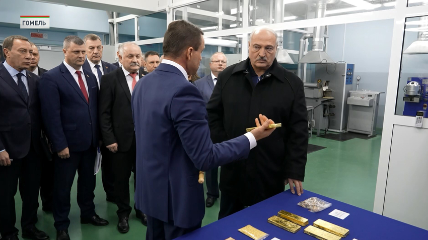 Лукашенко посетил завод «Кристалл»