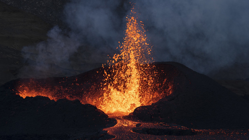 Извержение вулкана после землетрясения началось на юге Исландии