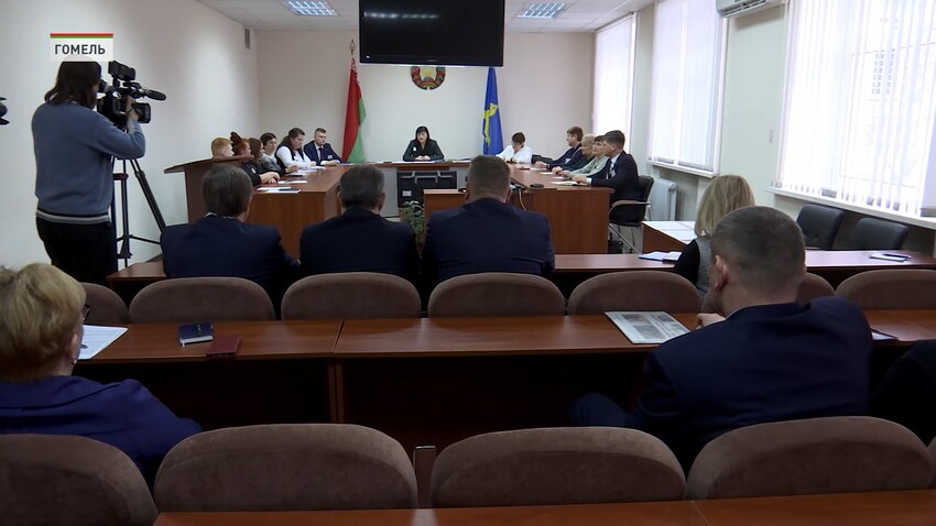 Международные наблюдатели от СНГ приняли участие в заседании окружной избирательной комиссии в администрации Советского района в Гомеле