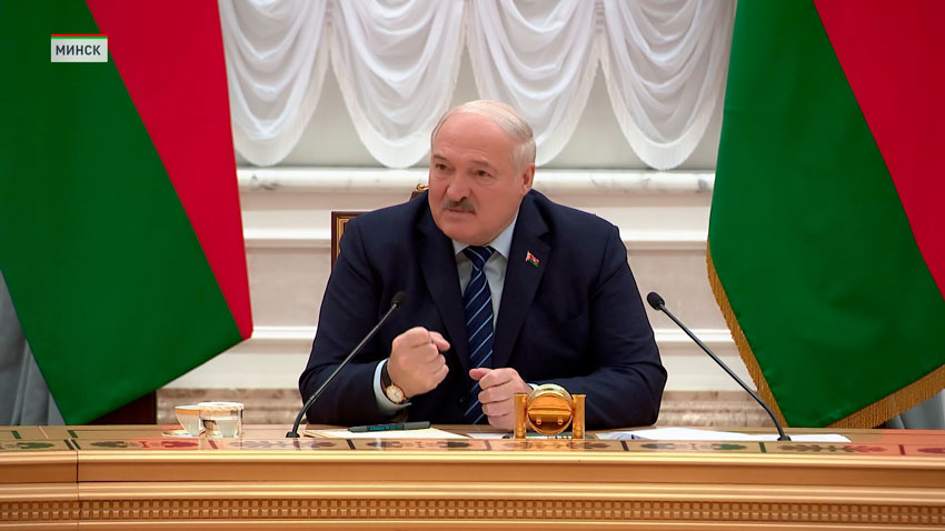Александр Лукашенко вручил дипломы доктора наук и аттестаты профессора
