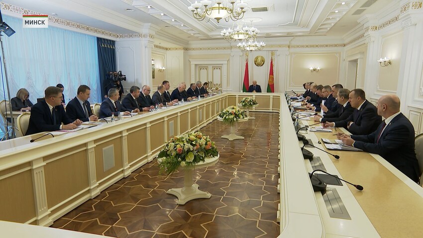 Президент провёл совещание с руководством Совета министров и губернаторами