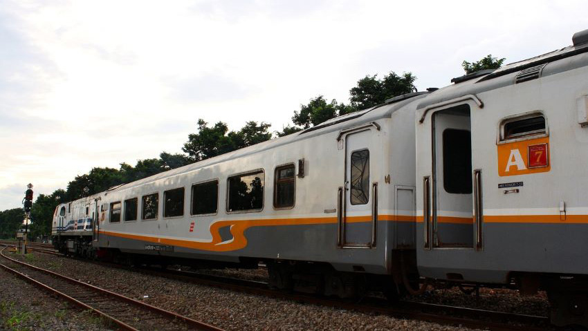 На одном из участков на острове Ява утром, 5 января, произошло столкновение двух пассажирских поездов, что привело к трагической гибели трех работников железной дороги