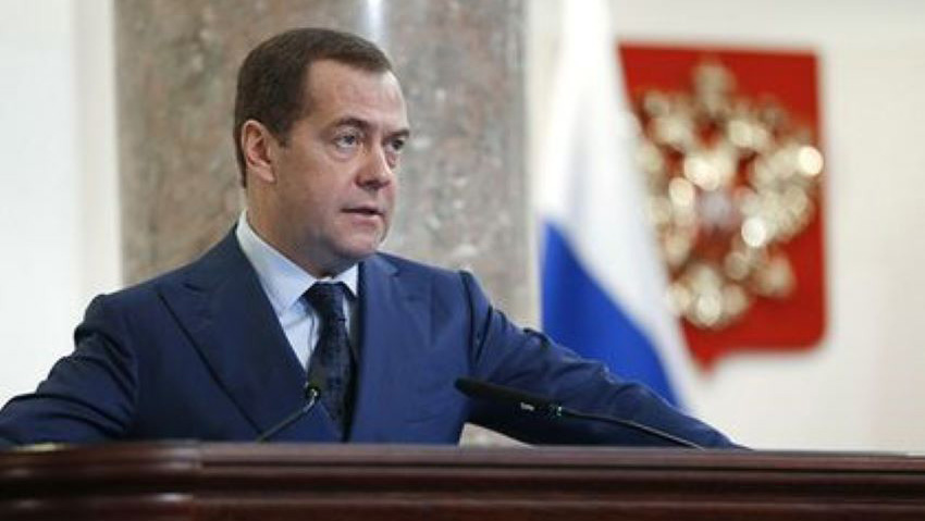 Медведев подытожил, что каждый день появляются примеры «разложения мозгов» у западных политиков.