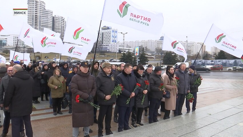 Представители белорусских политических партий возложили цветы к стеле «Минск – город-герой»