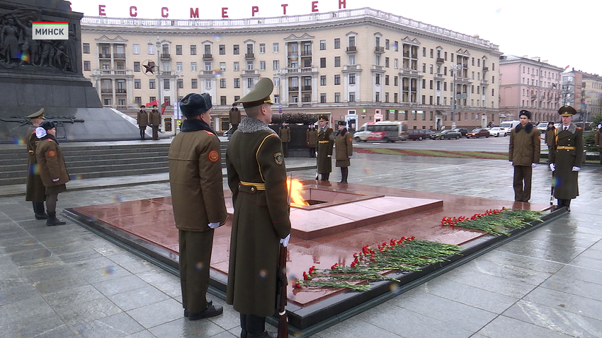 В Минске на площади Победы почтили память воинов Великой Отечественной войны