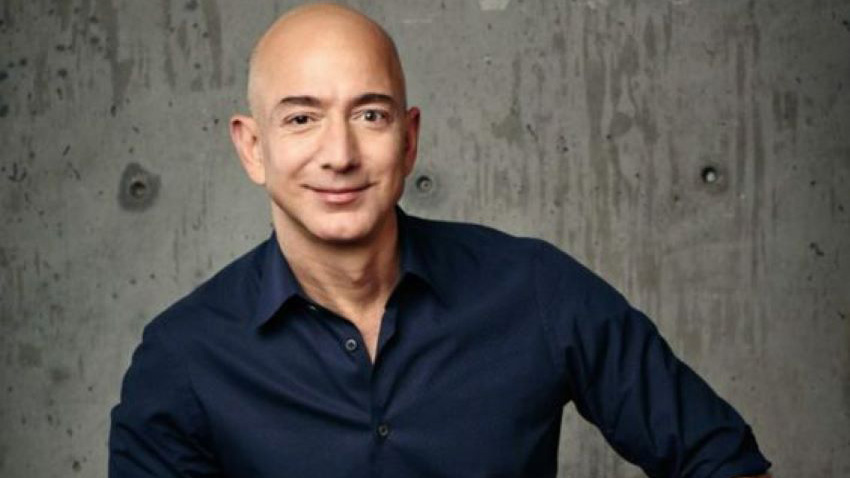 Основатель Amazon, Джефф Безос, впервые с 2021 года возглавил список самых богатых людей мира, по данным Bloomberg Billionaires Index