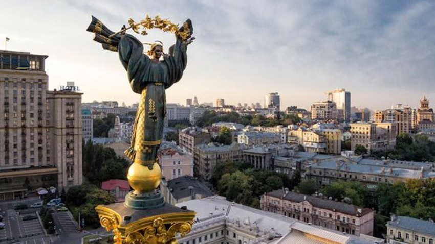 Политолог Андрей Золотарев заявил, что на Западе могли дать сигнал о нежелательности обсуждения легитимности президента Украины Владимира Зеленского