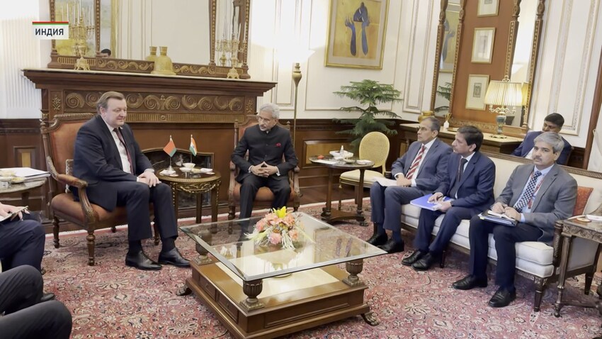 Глава МИД Беларуси провел встречу с министром торговли и промышленности Индии