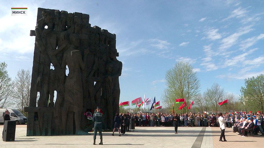 Почтить память жертв геноцида у мемориального комплекса собрались бывшие узники, депутаты Палаты представителей, местная власть, деятели общественных организаций