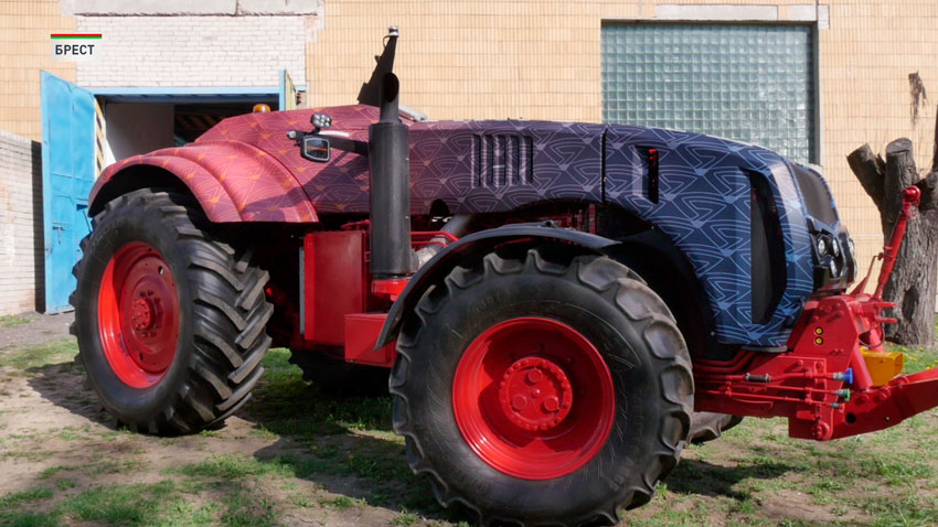 МТЗ передал первый в стране беспилотный трактор Брестскому государственному техническому университету