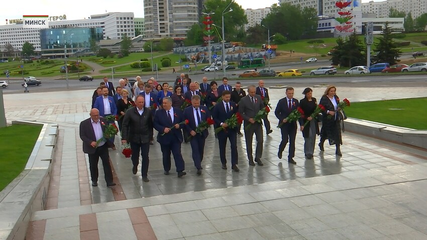 Уроки прошлого передать в будущее. Представители Министерства информации, а также руководители и специалисты ведущих белорусских СМИ возложили цветы к стеле «Минск – город-герой»