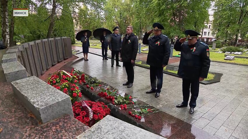 Присоединились к акции «Беларусь помнит. Помним каждого» на военном кладбище Минска и сотрудники Генеральной прокуратуры