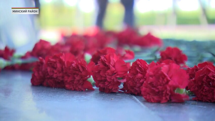 В преддверии Дня Победы сотни белорусов идут к памятникам и мемориалам, чтобы почтить героев и жертв Великой Отечественной войны