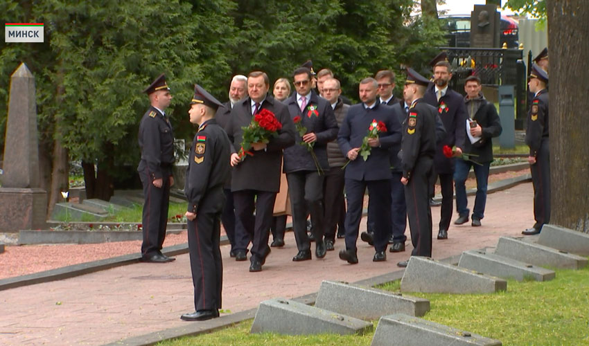 Глава МИД возложил цветы в мемориальном комплексе на Военном кладбище