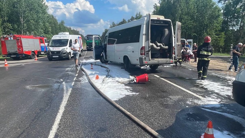 Авария с участием маршрутки и трактора произошла 4 июня в Бобруйском районе. 11 человек доставлено в больницу. Двое из них – в реанимации