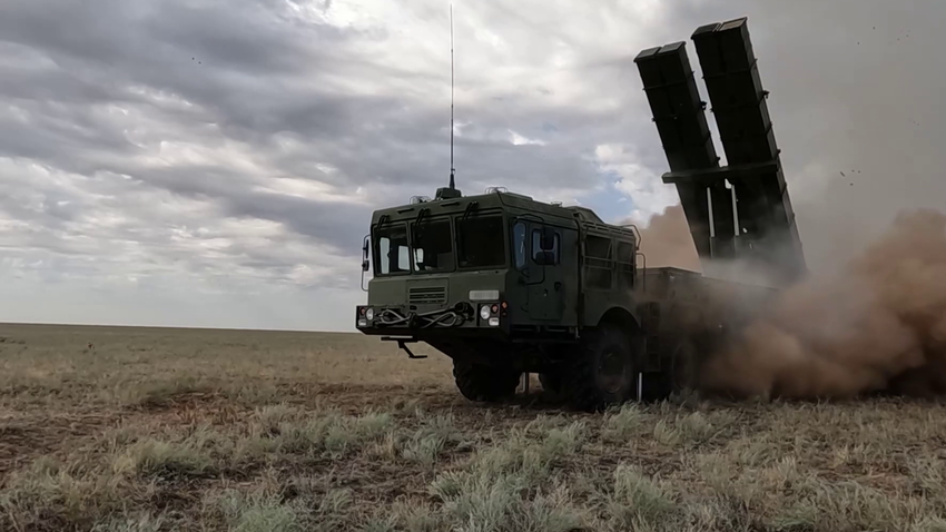 Белорусские военные впервые совершили пуск из реактивных систем залпового огня «Полонез-М»