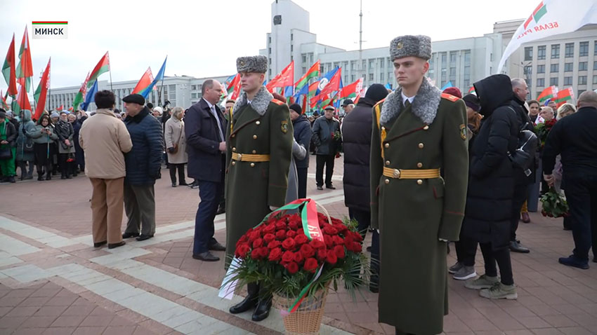 У памятника вождю Октябрьской революции собрались представители политических партий, общественных объединений и молодежь