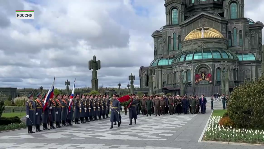 Представители белорусской военной делегации во главе с министром обороны Виктором Хрениным возложили цветы к памятнику «Матерям победителей»
