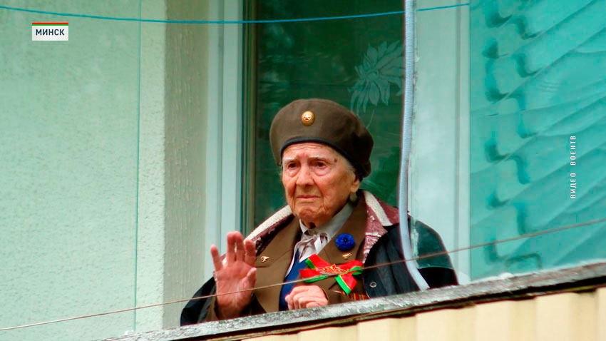 Мини-парады, военные песни и цветы. Минобороны поздравляет ветеранов Великой Отечественной с Днём Победы