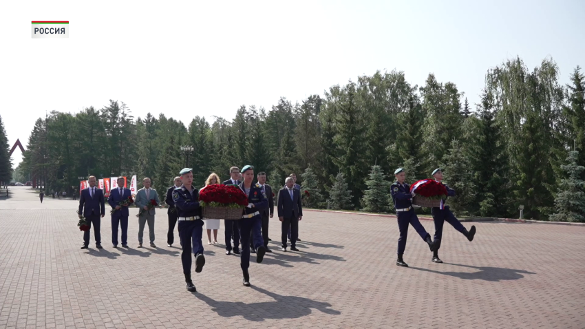 Делегация Мингорисполкома возложила цветы к Вечному огню в парке Победы