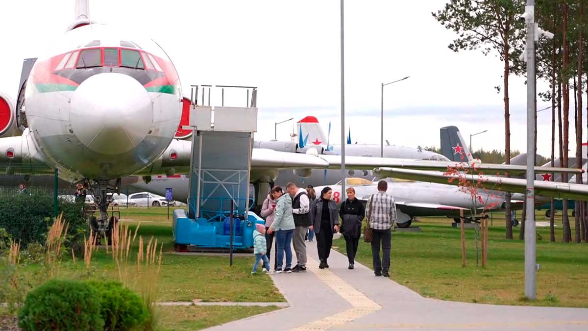 Выступления лётчиков, солдатская каша и экскурсии – фестиваль «Время» прошёл на базе Минского аэроклуба