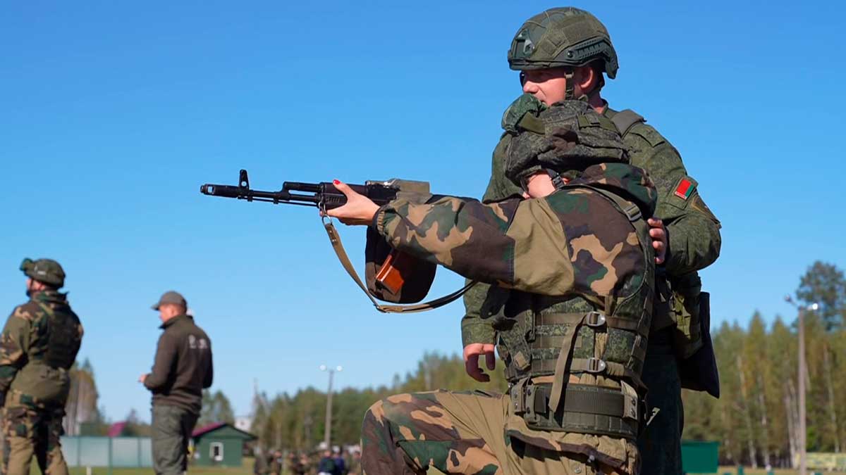 Зарядка, стрельбы и ночь в палатках. Форум «БлогБай» погружает блогеров в армейский быт