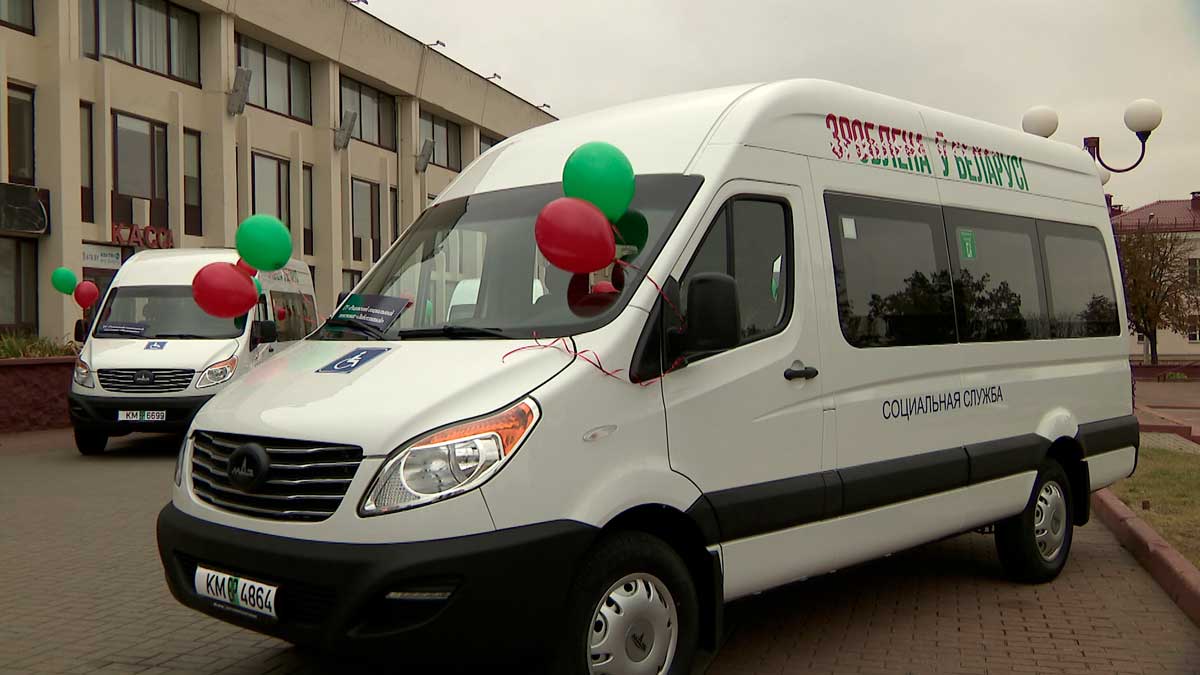9 новых микроавтобусов передали в социальные учреждения Беларуси