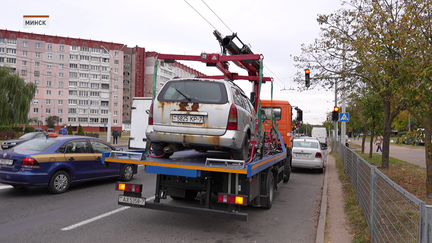 Так называемый автохлам не только занимает парковочные места, но и портит городской облик