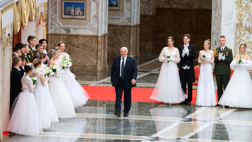 Лукашенко принял участие в новогоднем бале! Что сказал Президент молодёжи – собрали яркие моменты