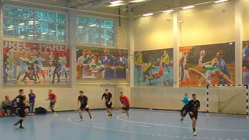 «СКА-Минск» поднялся на первое место чемпионата Беларуси по гандболуСКА обыграл минский областной гандбольный клуб в единственном поединке чемпионата страны по гандболу. Гости навязали действующему обладателю золота серьёзную борьбу. Армейцы ушли на перерыв при комфортном перевесе 18:13. Однако затем приезжие спортсмены активизировались и сократили отставание. Финальный результат 32:30. В рядах победителей по 5 раз цель поразили Ермакович и Карпилович. Данная виктория позволила СКА обойти Мешков Брест и под