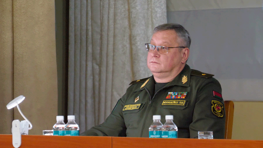 В одной из воинских частей Минского гарнизона подвели итоги управленческой деятельности военных комиссариатов за прошедший учебный год