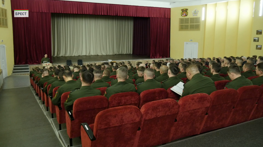 Александр Вольфович отметил хорошее состояние, условия хранения и обслуживания техники и вооружения