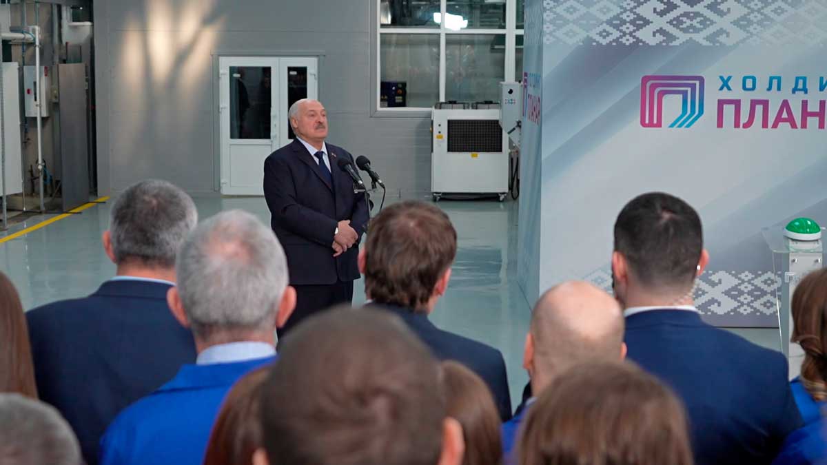 Не ускоримся – толку не будет. Президент обратился к сотрудникам «Планара»