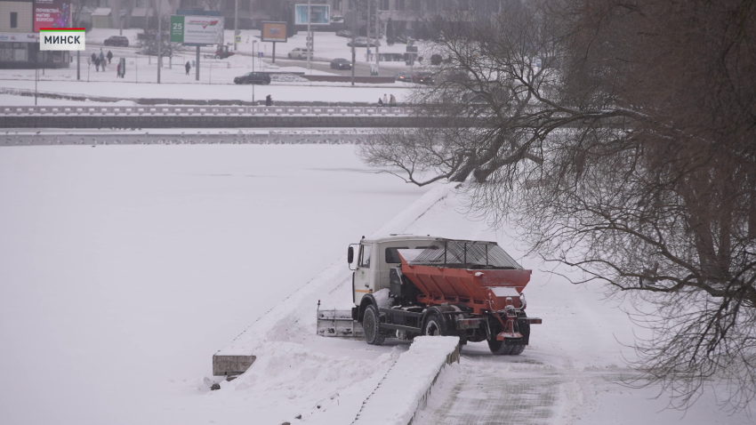 В столице и регионах устраняют последствия сильных снегопадов