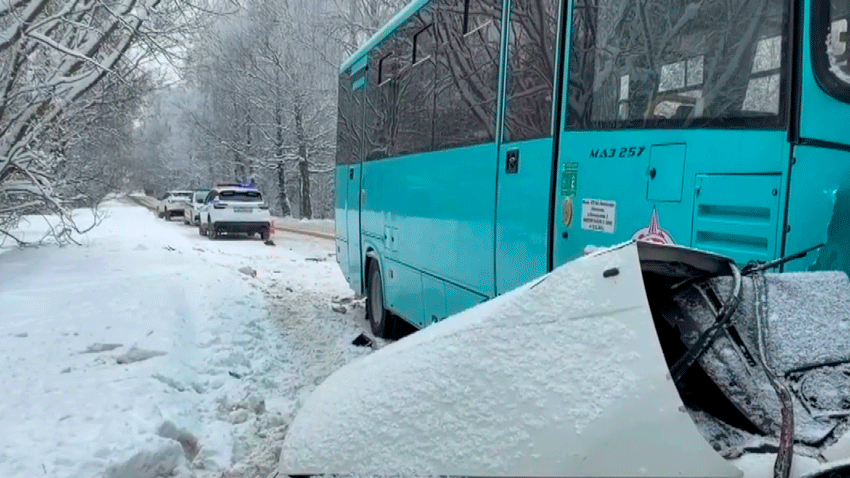 Легковушка врезалась в автобус под Полоцком