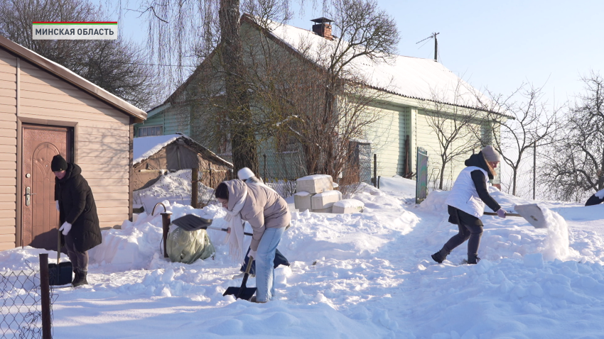 Как белорусские женщины помогают пожилым людям в мороз