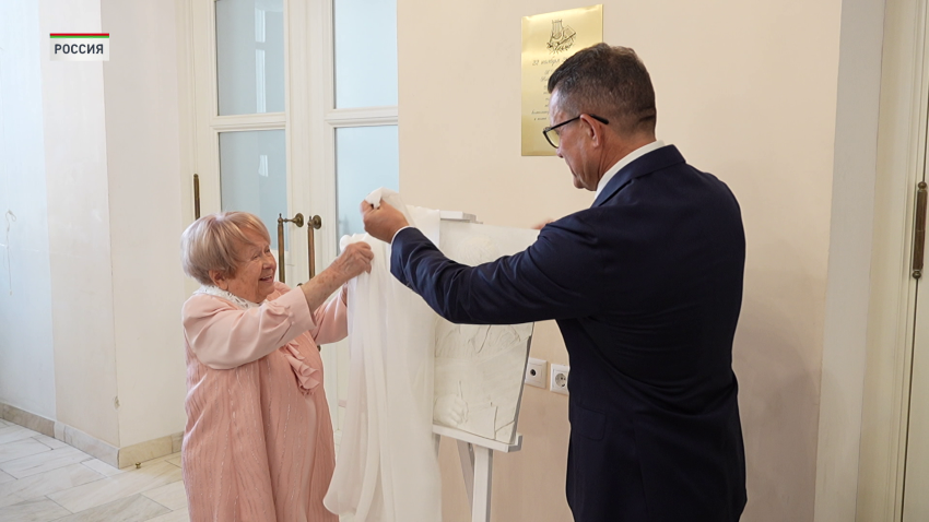 Композитор Пахмутова передала семейный архив главной библиотеке России