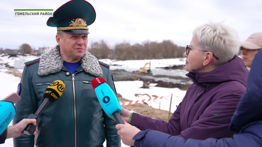 Министр посетил строящуюся дамбу в деревне Севруки Гомельского района