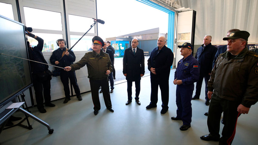 Кадры, подготовка водителей и дрон-рейсинг! Главное из визита Лукашенко в Минский аэроклуб ДОСААФ