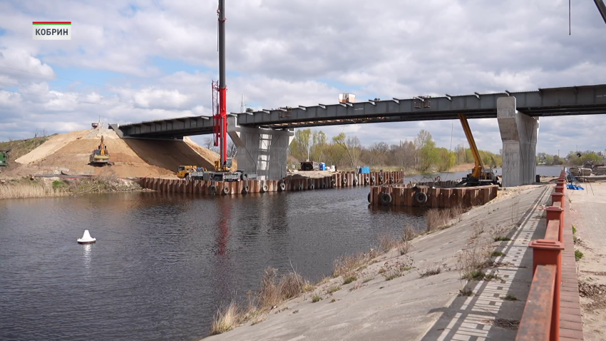 В Кобрине строят новый мост со смотровой площадкой