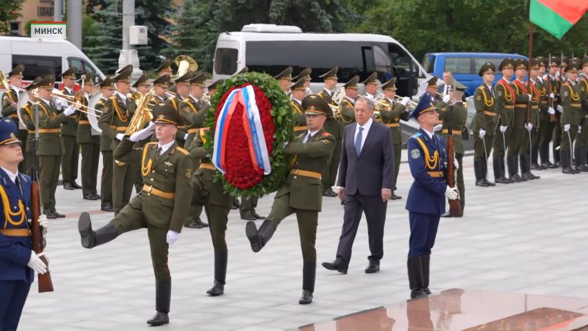 Сергей Лавров возложил венок к монументу Победы в Минске