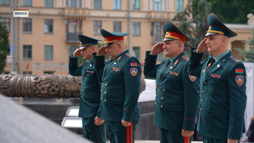 Руководители силовых ведомств Беларуси возложили цветы к монументу Победы в Минске