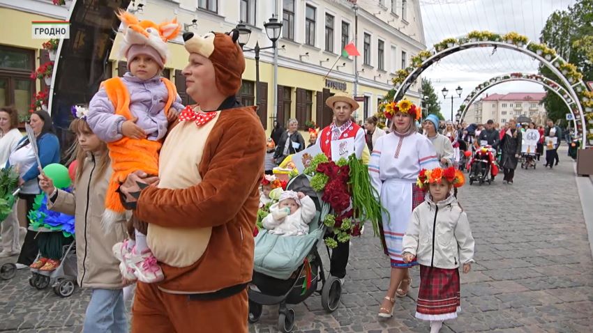 Красочный парад детских колясок ко Дню защиты детей прошел в Гродно