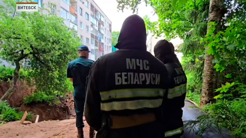 В Витебске на улице Шрадера сильный дождь размыл грунт прямо у жилого дома