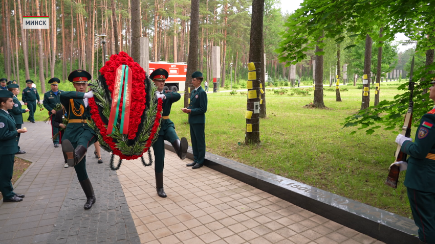 В мемориальном комплексе «Тростенец» в урочище Благовщина представители Министерства по чрезвычайным ситуациям Беларуси возложили венки и цветы
