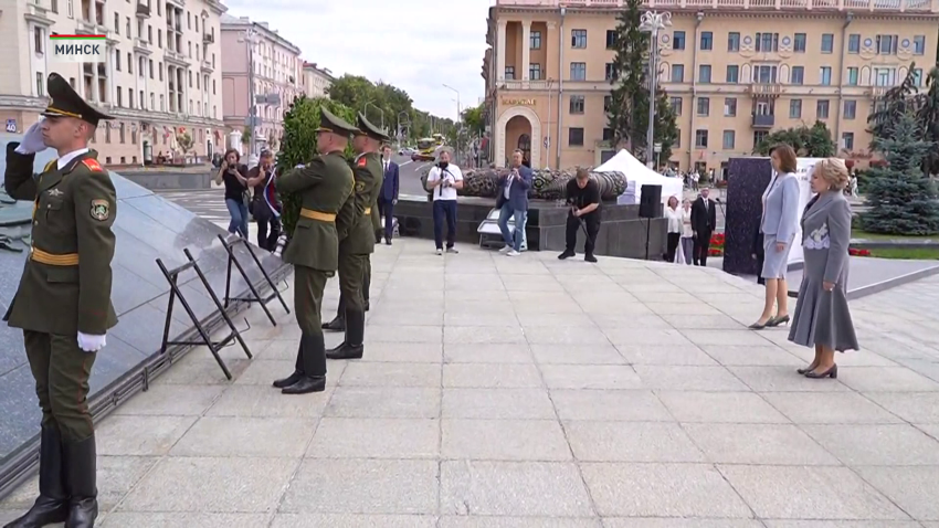 В церемонии возложения цветов к монументу Победы в Минске 25 июня приняли участие председатель Совета Республики Национального Собрания Беларуси и председатель Совета Федерации Федерального собрания России