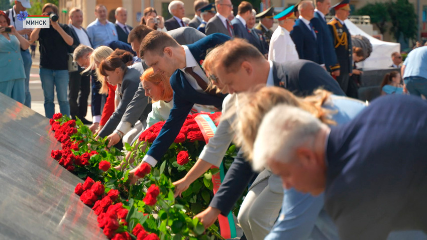 Никто не забыт! Мемориалы Победы по всей стране 3 июля утопает в цветах