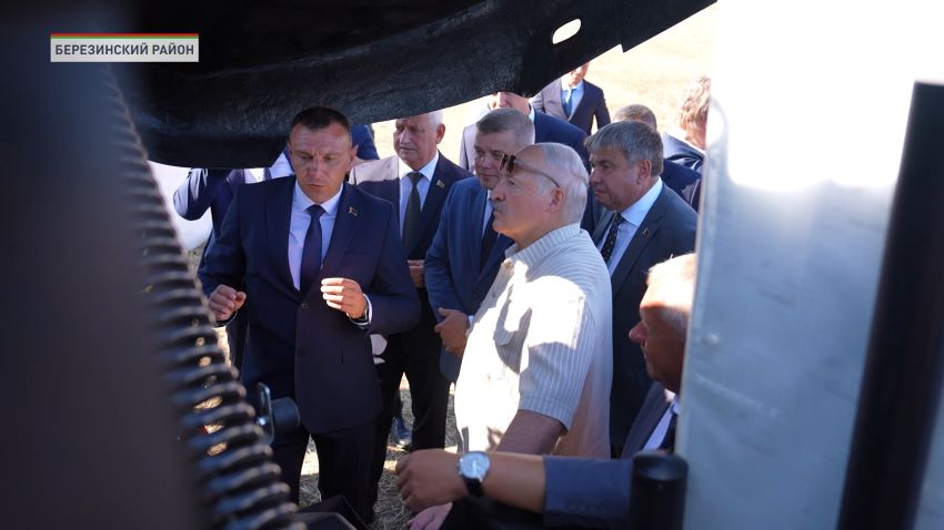 В Березовском районе Лукашенко показали новый белорусский пресс-подборщик