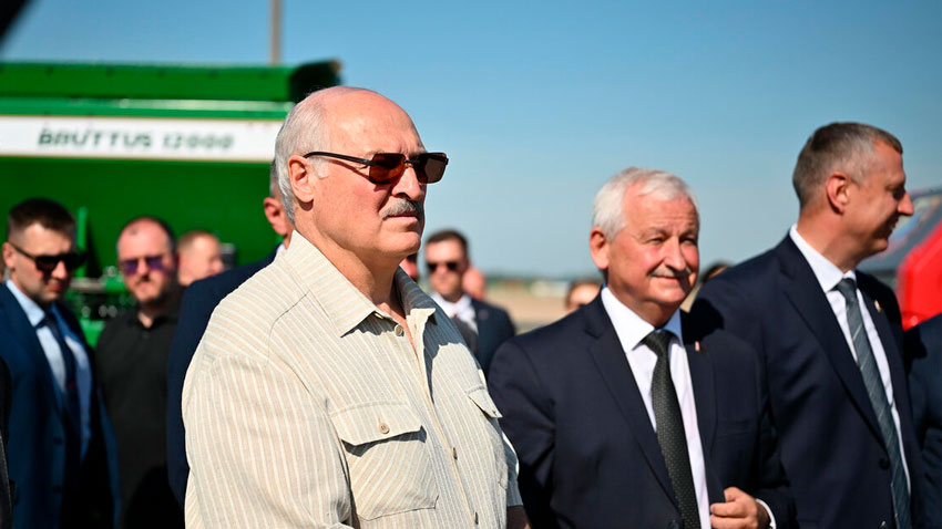 «Надо давать результат!» Президент проинспектировал производственную площадку «Савушкин» в Березе