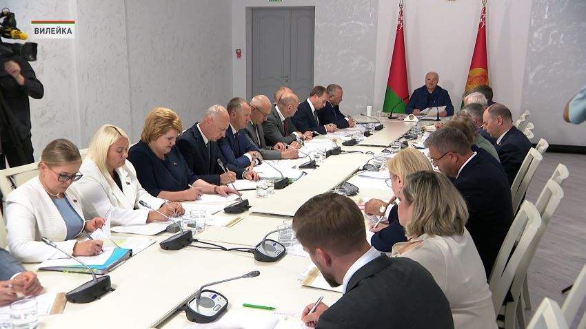 «Пока неудовлетворительно» – Лукашенко высказался о качестве торгового обслуживания на селе